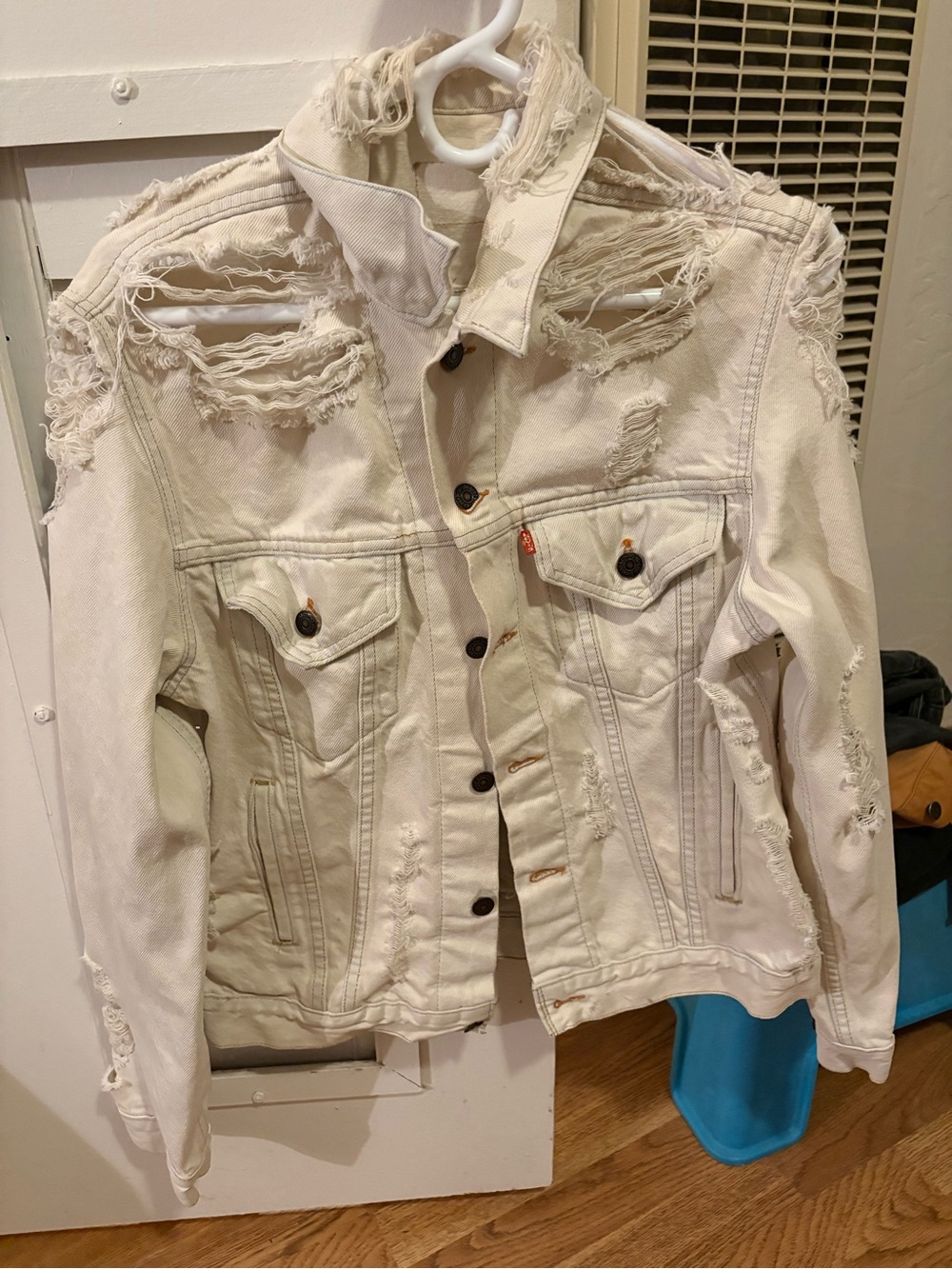 Levi’s Ex-Boyfriend Trucker Jacket in White/Cream — Women’s L